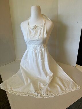 APRON WHITE VINTAGE -STYLE BIB HALTER STYLE FULL SKIRT POCKET WITH LACE